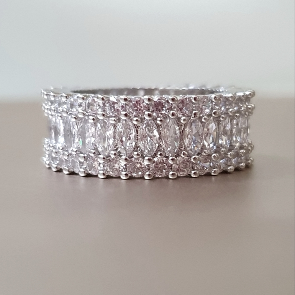 Thick Women Inlayed Oval&Round Diamond Ring - Picture 3 of 4